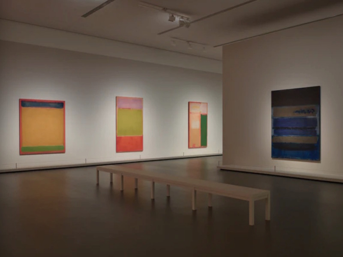 展览现场，多种形式作品和 “经典”系列开端