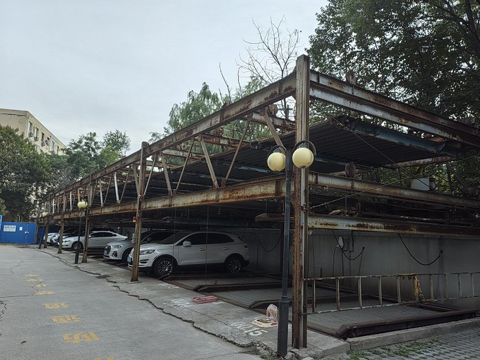 丰桥路甲4号院锈迹斑斑的立体停车库