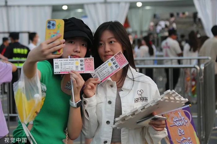 2023年9月2日，辽宁沈阳薛之谦演唱会，场外观众手拿门票拍照留念。本文图片均来自视觉中国