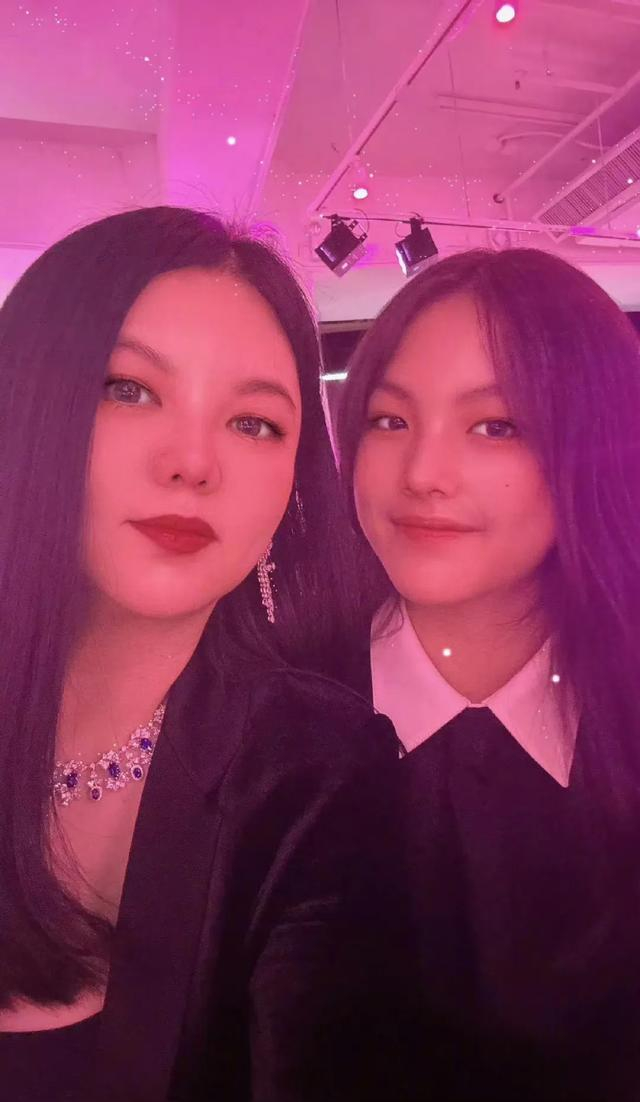 王诗龄打进香港名媛圈合影站c位李湘王岳伦陪同做小跟班