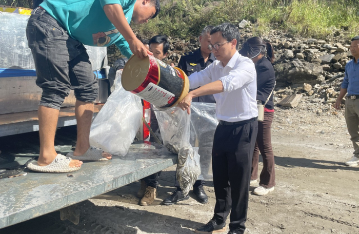 20000尾怒江裂腹鱼在福贡县怒江中上游增殖放流