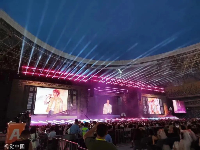 2023年8月6日，西安，TFboys出道10周年演唱会现场。