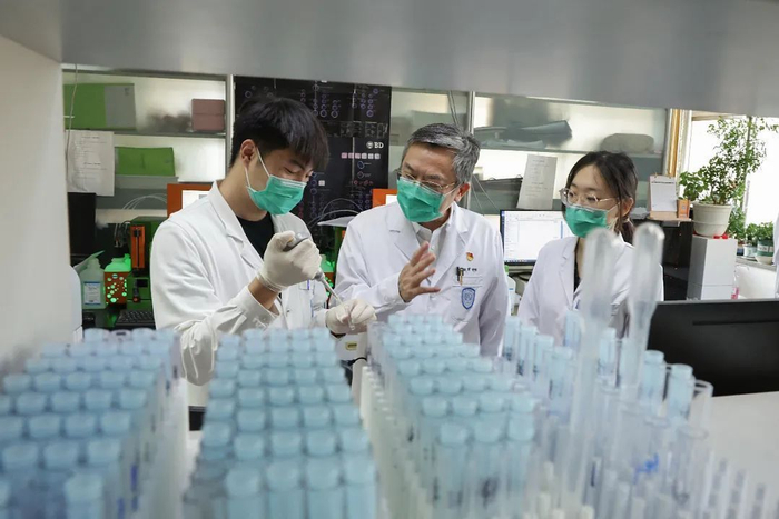 黄晓军在与学生交流