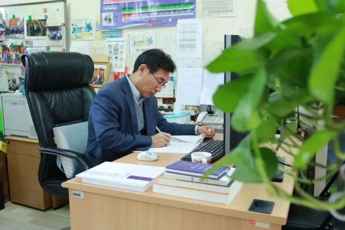 薛其坤在清华大学物理系办公。