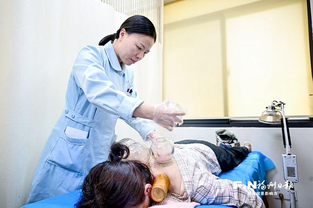 医护人员为病人拔火罐。记者 石美祥 摄