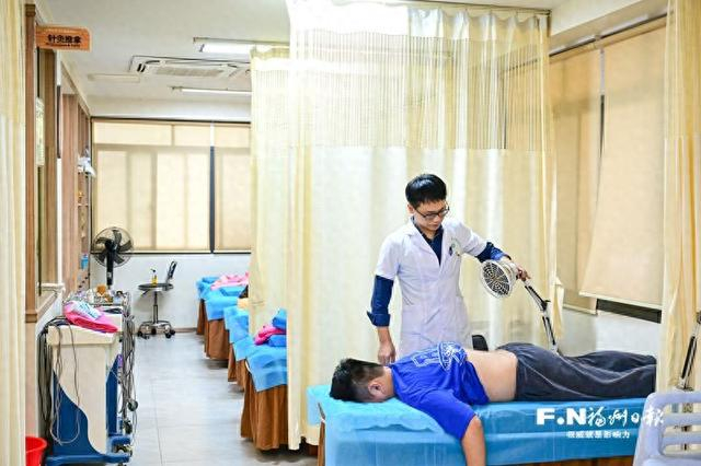 上海街道卫生服务中心内设置了中医理疗馆。记者 石美祥 摄