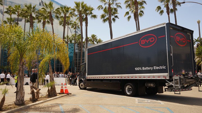 　　2022年5月10日，人们在美国加利福尼亚州长滩市举行的2022年先进清洁运输博览会上参观比亚迪展区。
