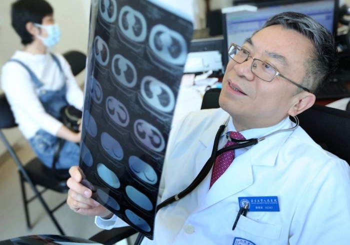 黄晓军在北京大学人民医院门诊为血液病患者诊病