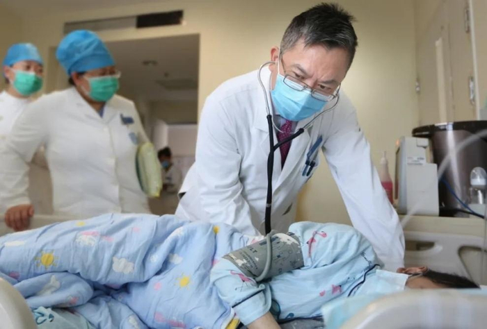 黄晓军在北京大学人民医院诊治血液病患者