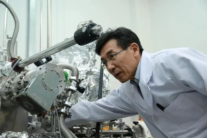 薛其坤在实验室。