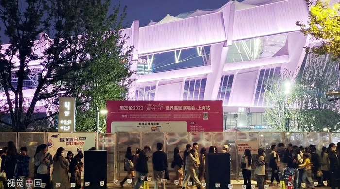 2023年10月13日，上海体育场，周杰伦2023嘉年华世界巡回演唱会上海站激情开唱。