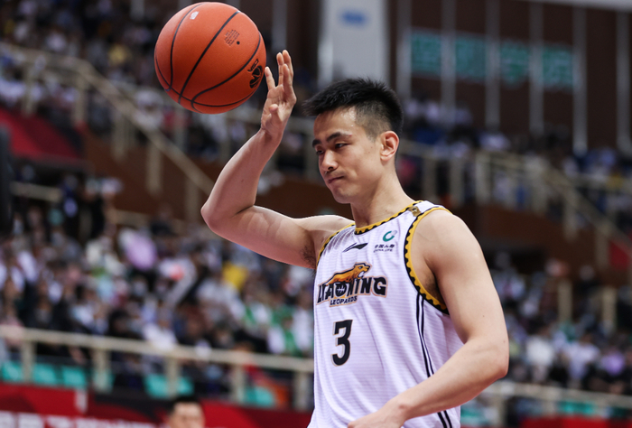 郭艾伦赵继伟共同参加踩场训练杜锋示弱透露底牌广东队长伤停