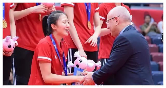 丁霞留洋夺首冠,王牌33岁笑容甜,女排奥运冠军庆祝开心!__财经头条