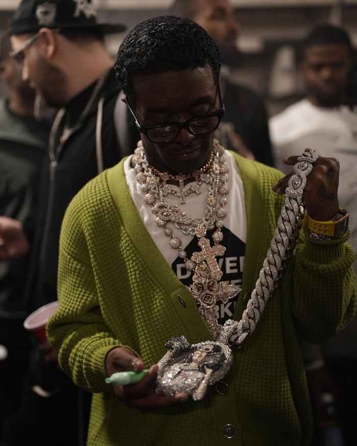 全身上下闪着钻的 lil uzi vert_新浪新闻