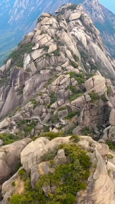 江西灵山,号称中华龙脊,蔚为壮观,有机会一定去看看