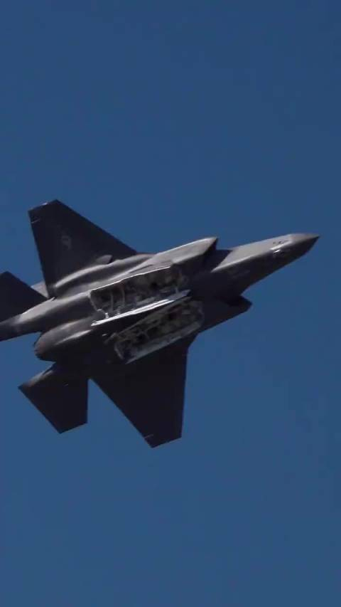 f35敞开肚皮飞过