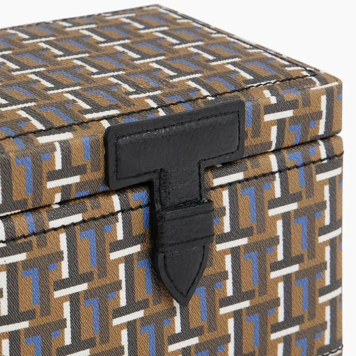 内置的袖扣盒和腕表盒都可以自由取放和安排放置顺序，划线价1599元，折后价格1499元。