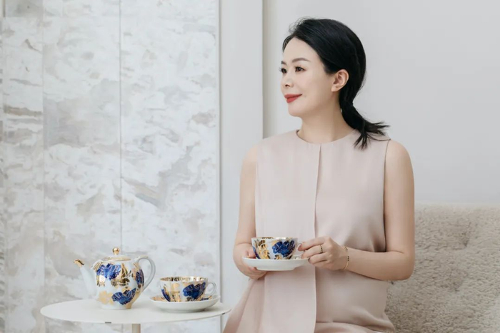 金色花园系列最经典的入法是一壶两杯碟：包含茶壶一个、杯碟两套，全套划线价1774元，双11限时价只要1419.2元。也可以单入一杯一碟，平时喝茶、喝咖啡很实用，划线价548元，现在双11活动价也只需438.4元。