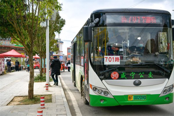 乘客在贵州省威宁县迤那镇乘坐乡镇公交车。资料照片