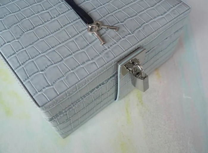 珠宝盒共有三层，下方分为上下两格，不同功能分区鲜明，搭配的梳妆镜尺寸也很大。