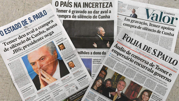 2017年5月18日，巴西圣保罗，报纸的头版报道巴西总统特梅尔向前议长支付“封口费”的丑闻