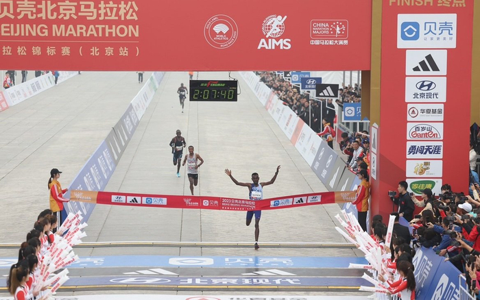 埃塞俄比亚选手乌尔法塔以2小时07分41秒获得2023年北京马拉松男子组冠军。 新京报记者 王飞 摄