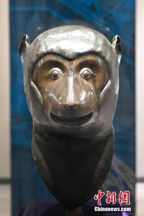 猴首在北京圆明园博物馆展出。中新社记者 赵文宇 摄