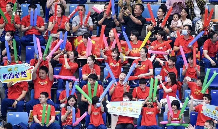 2023世界泳联跳水世界杯（西安站）比赛现场，西安市民为中国跳水队助威呐喊。