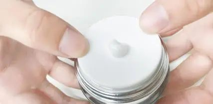 面霜中添加的9重胜肽，可以实现真正由内至外，从肌肤底层开始全面肌肤改善，让肌肤更加紧实，日常护肤一瓶就可以达到多重功效。此外，添加的2重核心植物精粹，还能够舒缓焕亮皮肤，可以有效地焕活黯淡肌肤，保湿补水效果也一步到位。