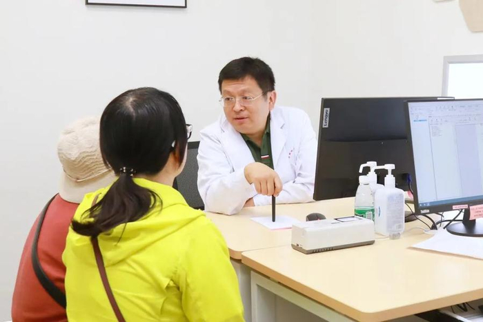 宣武医院济南医院院长焦力群首诊患者感叹看病不用再跑北京