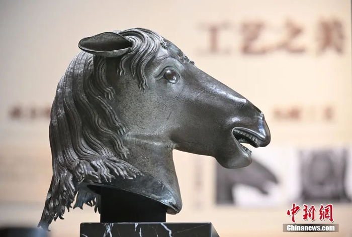 马首在北京圆明园博物馆展出。中新社记者 赵文宇 摄
