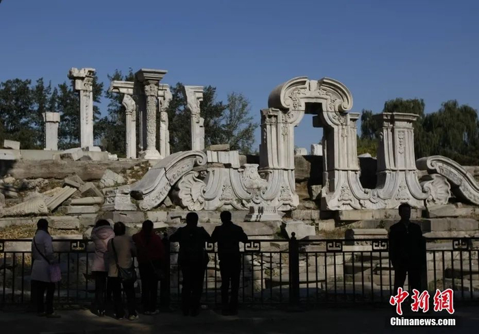 资料图：游客在圆明园内游览。中新社记者 刘关关 摄