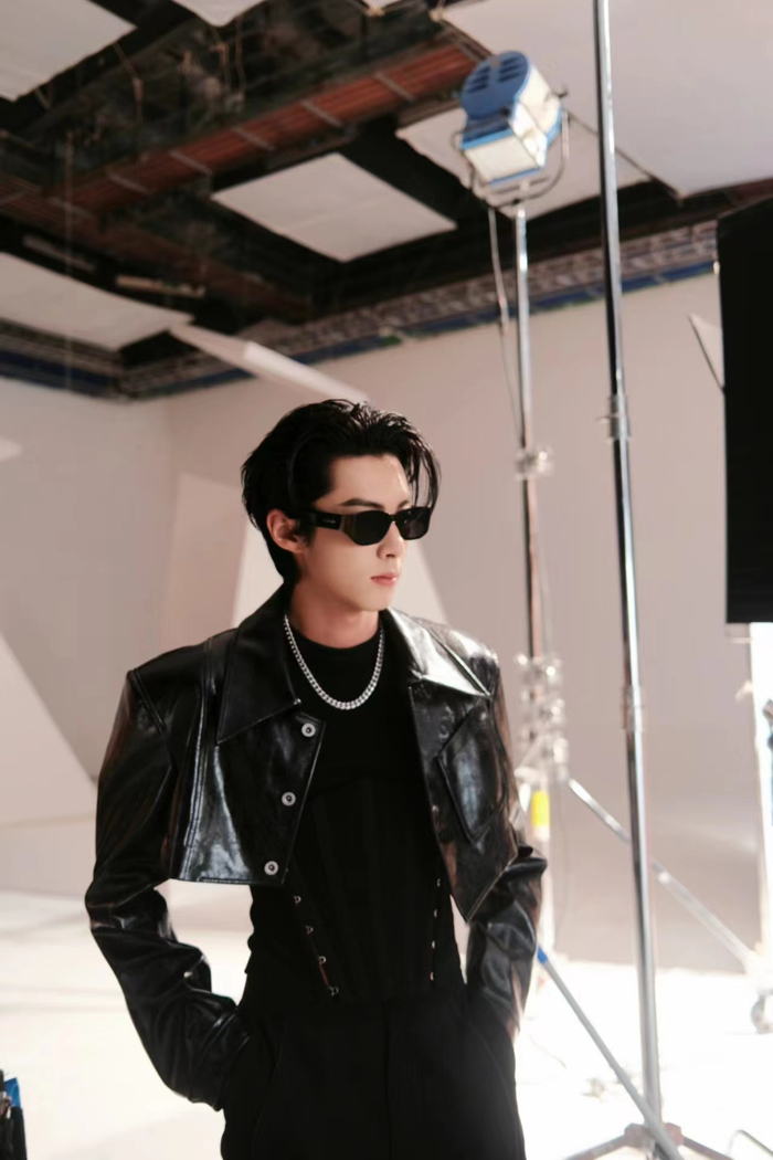 哥你这个皮衣机甲风是真帅啊 有一种东方员外穿越到现代……|员外