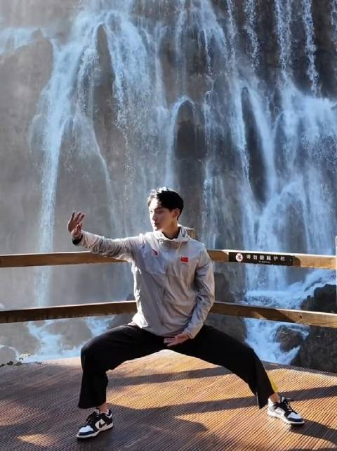 迎着光的男孩陈小黑