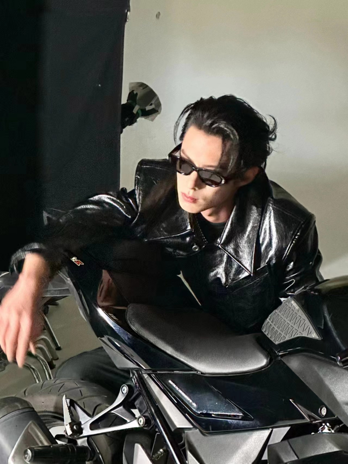 哥你这个皮衣机甲风是真帅啊 有一种东方员外穿越到现代……|员外