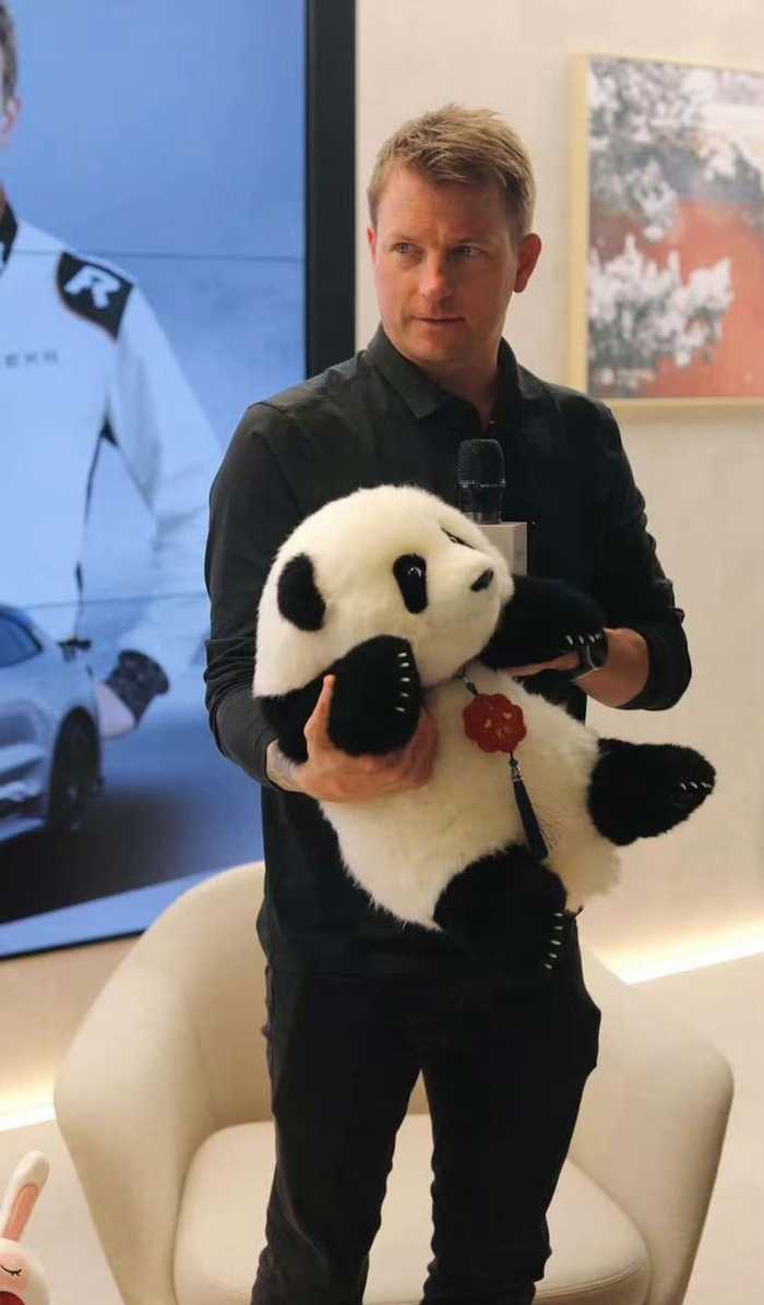 莱科宁的妻子晒出中国粉丝送出的礼物!|莱科宁|kimi_新浪新闻