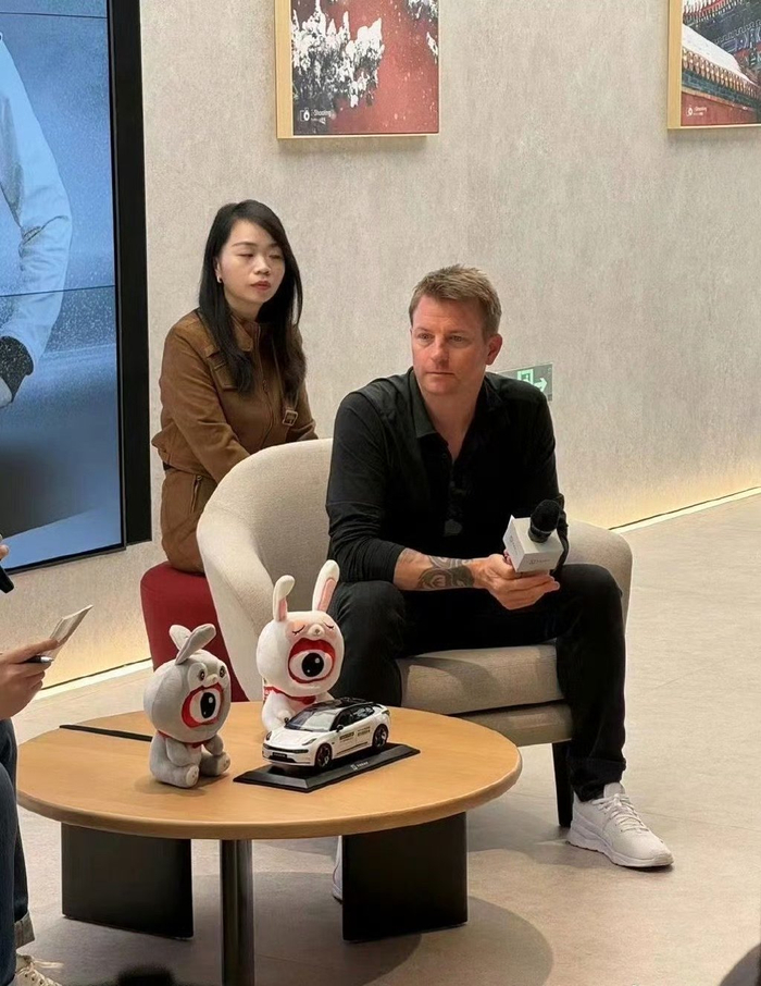 莱科宁的妻子晒出中国粉丝送出的礼物!|莱科宁|kimi_新浪新闻