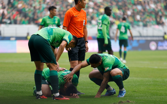 北京国安队球员王刚（下）在比赛中受伤。 图/新华社