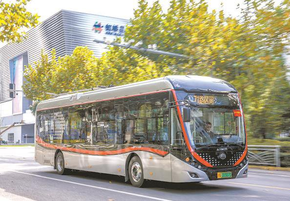             昨天上午，一辆71路区间车从丰虹路停车场发车，开启联调联试  本报记者  陈梦泽  摄          