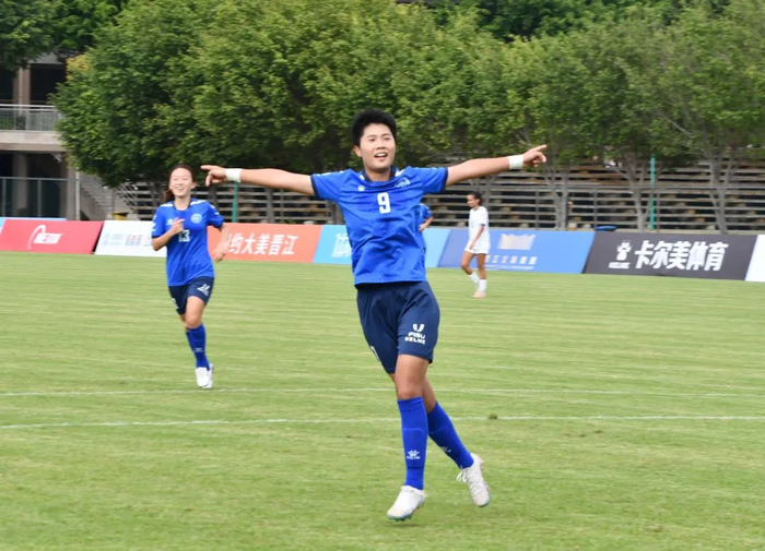 第35分钟,13号邹梦瑶前场左侧得球后送出直塞,9号周心雨迅速前插顺势