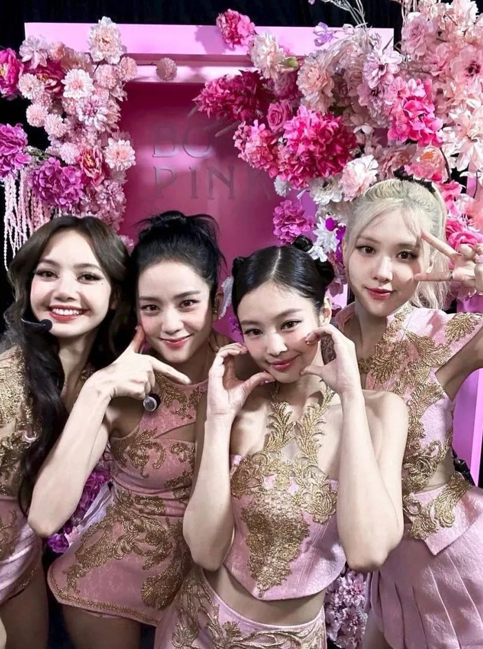 据爆料成员们私下也似乎不像从前那么亲密,近期团队合体估计是很难再