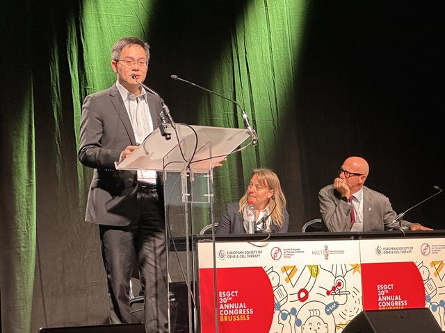 舒易来医生在第30届欧洲基因和细胞治疗学会年会上作报告。受访者供图