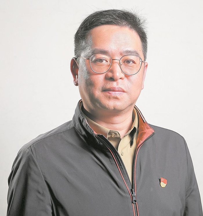     成华区青龙街道致强社区党委书记 刘平