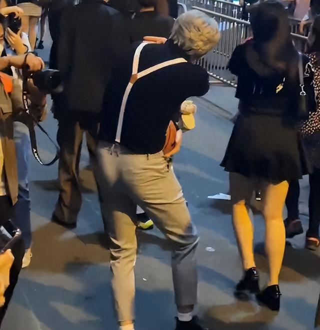上海万圣节成COS大会,看到这些COS我真的绷不住了,太魔性了__财经头条__新浪财经