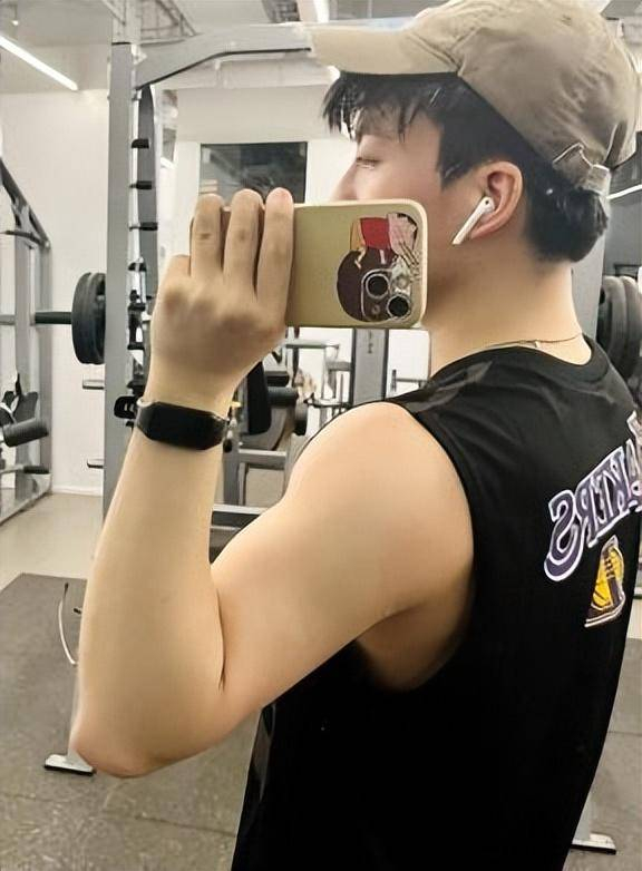 中传宝藏级"校草"陈睿:偶像实力派新锐演员,电影频道出镜主持|陈睿