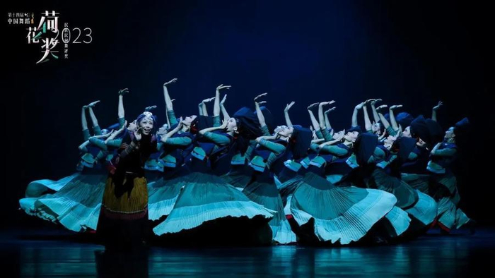 舞蹈《阳光下的麦盖提》中有哪些典型性动作?表达了怎样的情感?