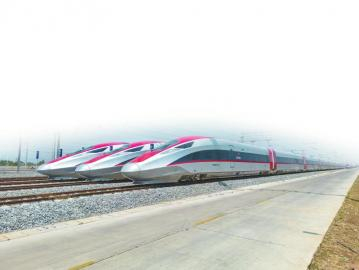 　　印度尼西亚万隆德卡鲁尔站附近停靠的雅万高铁高速动车组列车。黄潇 摄