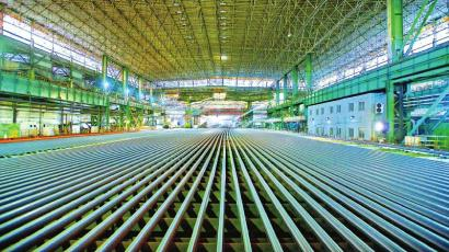 攀钢百米钢轨。