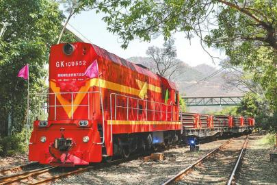 　　2020年3月，攀钢首批供印度尼西亚雅万高铁钢轨从厂区发运。