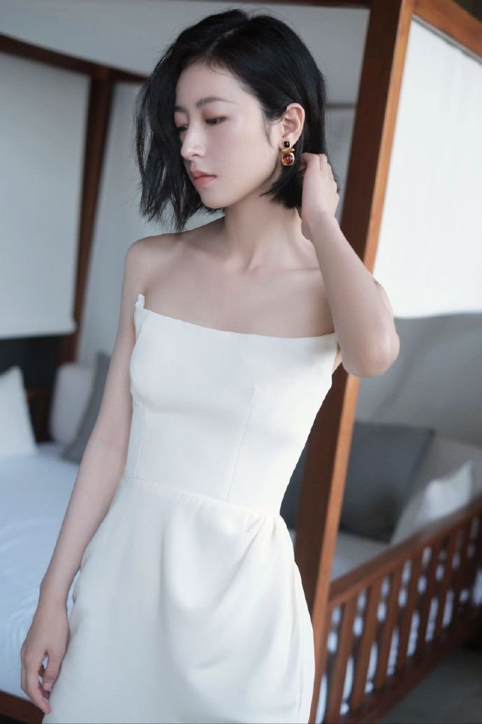 周雨彤抹胸开叉裙,软萌软萌的|周雨彤|抹胸|软萌_新浪新闻